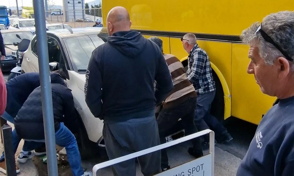 Αναστάτωση στο Μαρούσι: Σχολικό έπεσε πάνω σε παρκαρισμένο αυτοκίνητο (Εικόνες)